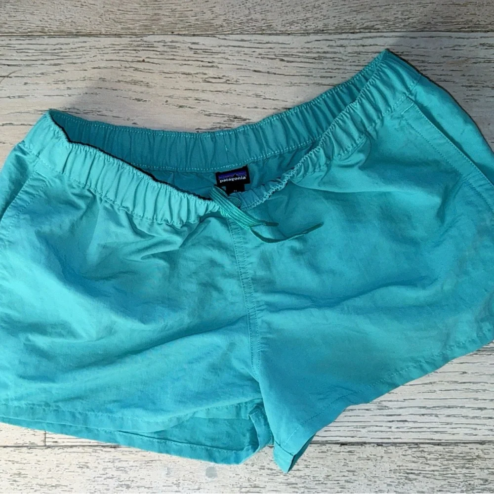 NWOT Patagonia Barely Baggies Size: M
Women’s Howling Turquoise Sold out online - Picture 2 of 6